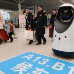China: Robot mide la calidad del aire en estación de trenes