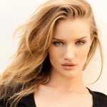 Rosie Huntington-Whiteley se hace 100 selfies antes de colgar una foto en Instagram
