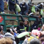 Productores de Argentina regalan verduras en original protesta
