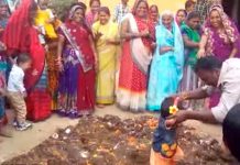 Video: Extraño ritual en la India donde los niños son revolcados en estiércol