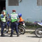 Delincuentes con cuchillo en mano roban celular a joven en un barrio de Managua