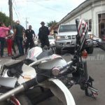 Chocan a motociclista que «se tiró» una señal de Alto en León