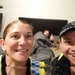 Policías se toman una selfie con un joven ebrio tras acompañarlo hasta su cama