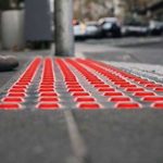 Llegaron los semáforos en el suelo para los adictos al teléfono