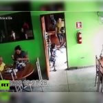 Sicario aparta a una niña de su camino antes de acribillar a su víctima