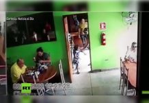 Sicario aparta a una niña de su camino antes de acribillar a su víctima