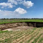 Enorme socavón aparece en Puebla, México debido a una falla geológica mexico, puebla, socavon,