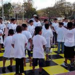 Niños y niñas participan en el torneo de tablero humano
