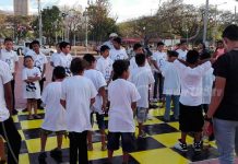 Niños y niñas participan en el torneo de tablero humano