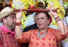 Alcaldesa de Managua recibe tajona de mayordomía durante roza del camino
