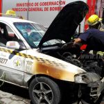 Managua: Vehículo taxi «agarra fuego» repentinamente