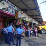 Familias abarrotan terminal de buses del Mercado Israel Lewites