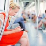 Metro de Tokio prueba una aplicación pionera para facilitar asientos a las embarazadas