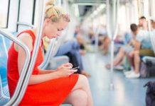 Metro de Tokio prueba una aplicación pionera para facilitar asientos a las embarazadas