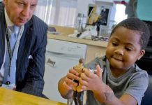 El primer trasplante de manos en un niño es un «éxito»