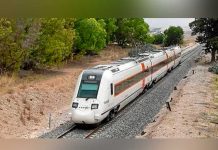 Tres heridos al arrollar un tren a vehículo en un paso a nivel en Brasil