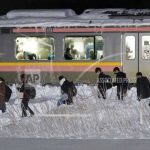 Tren con 430 personas queda varado en la nieve en Japón