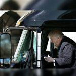 Las muecas de Trump al volante de un tráiler desatan una ola de bromas en la Red