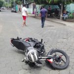 Managua: Se resbala de la moto y casi pierde la vida
