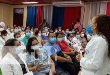 Vacunan en Nicaragua a servidores de «batas blancas» de primera línea nicaragua, vacuna, batas blancas,