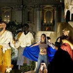Una «femen» con los senos al aire irrumpe en presebre del Vaticano