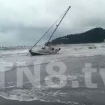 Video: Fuerte oleaje encalla velero en San Juan del Sur