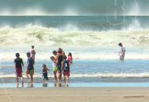 Veraneantes abarrotan las playas de Pochomil y Masachapa