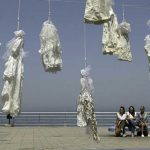 Líbano: Cuelgan vestidos de boda en Beirut en protesta contra el abuso sexual