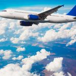 Mujer da a luz en pleno vuelo y la compañía del avión lo celebró