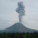 Volcán Sinabung lanza una alta columna de humo en Indonesia indonesia, volcan sinabung, erupcion,