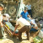 Microbús con turistas cae en cauce natural