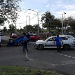 Taxi queda volcado por accidente cerca del estadio Dennis Martínez