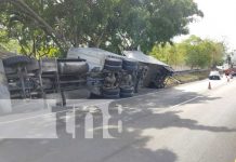 Vuelco de cabezal en la Carretera Masaya-Nindirí deja cuantiosas pérdidas nicaragua, masaya, vuelco, camion, nindiri,