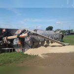 Cisterna cargada de alimentos se vuelca en Carretera Norte