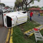 Aparatoso vuelco de microbús en la Carretera a Masaya