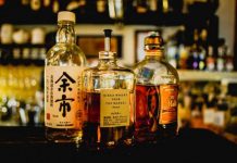 Añadir un poco de agua al whiskey mejora su aroma y sabor, según la ciencia
