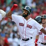 Young ayuda a Boston a barrer la serie ante Medias Blancas