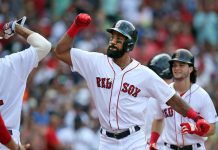 Young ayuda a Boston a barrer la serie ante Medias Blancas