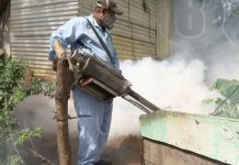 Fumigan y abatizan viviendas en la Colonia Miguel Bonilla