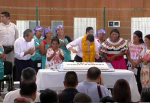 En video: Le tiembla la quijada y se le cae el pastel en su cumpleaños a Peña Nieto