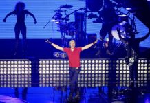Enrique Iglesias vuelve a los escenarios mientras se recupera del corte en la mano