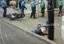 Motociclista perece al estrellarse contra poste