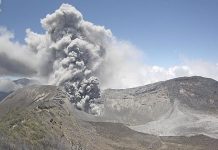 Volcán Turrialba registra nueva erupción de ceniza en Costa Rica