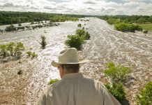Texas empieza a evacuar presos ante amenaza de inundaciones