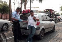 Motociclista sale con el dedo partido