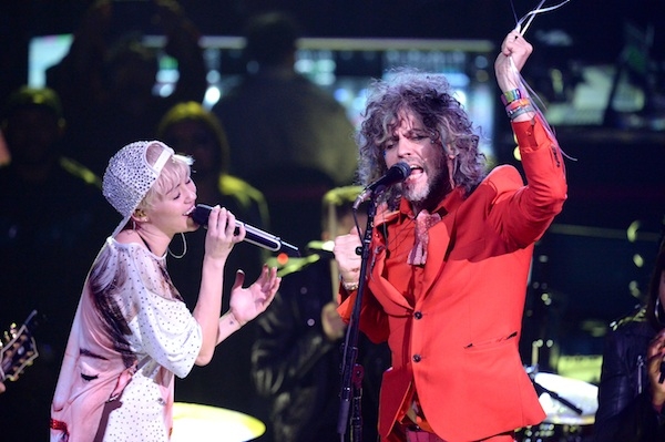 20140316-mileyflaminglips-600-1394992172