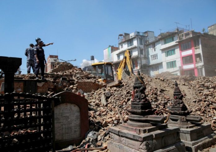 2015-04-28T124356Z_1007940001_LYNXMPEB3R0KH_RTROPTP_4_INTERNACIONAL-SISMO-NEPAL-PRIMERMINISTRO-e1430226054681