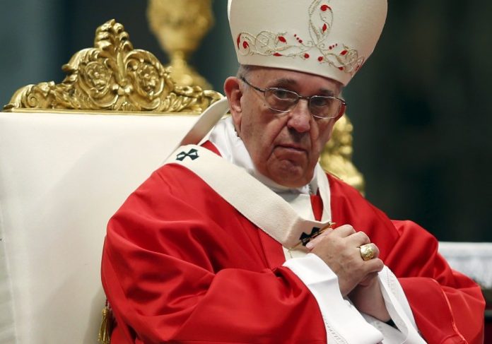 2015-07-01T131201Z_1007930001_LYNXNPEB601YY_RTROPTP_4_PORTADA-ZONAEURO-GRECIA-PAPA-e1435760394624