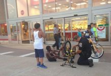 Se viraliza: Foto de un policía estadounidense arreglando la bicicleta de un menor afroamericano