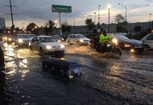 Ataúd ‘navega’ por la Ciudad de México